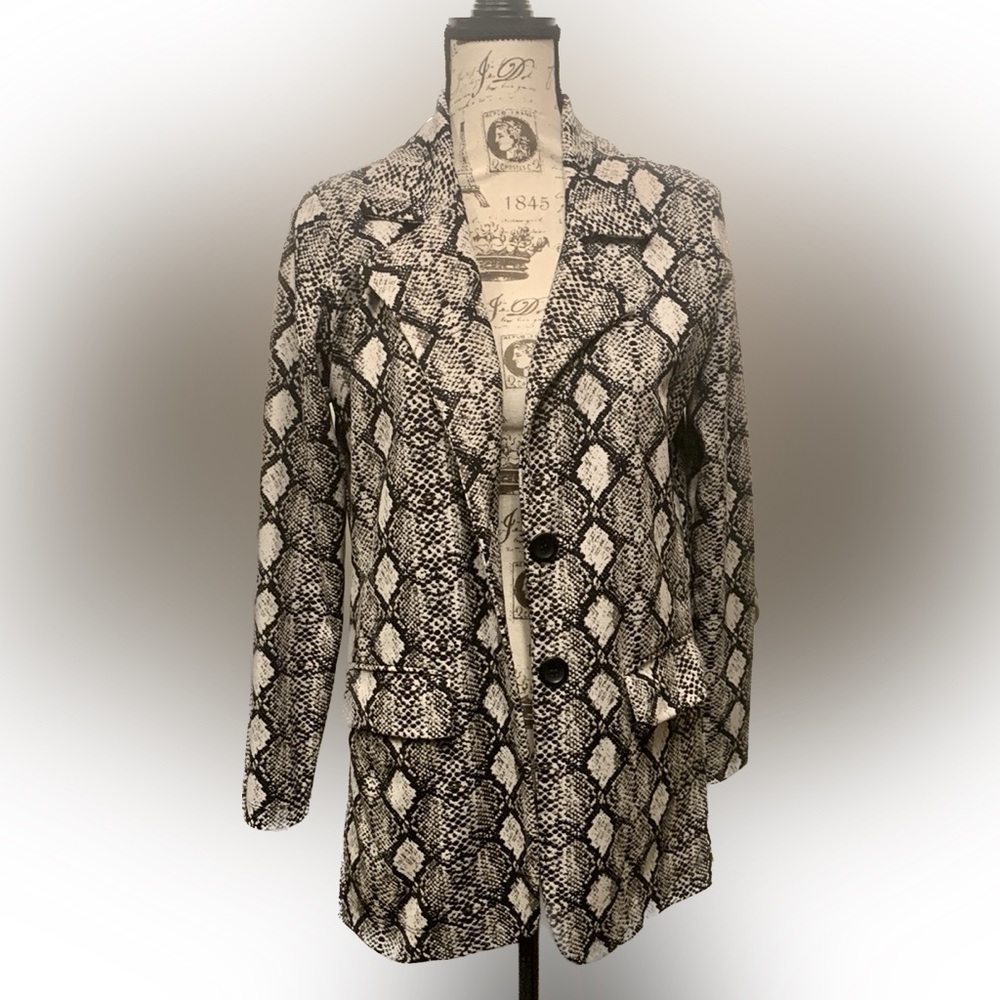 🐍 Get Sssstylish with the Veronica M Snakeskin Print Blazer in Size Small! 🐍 - Picture 3 of 16